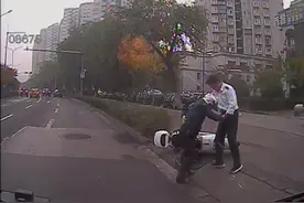 扶不扶？济南公交驾驶员用行动给你答案图片