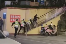 成都警方通报交警用警棍控制酒驾司机图片