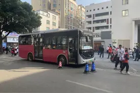 校园公交专线“护航”学子图片