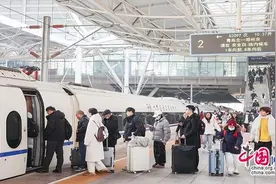 首趟跨省环线列车开行 鲁豫同执笔共绘新蓝图图片