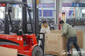 首批克州地产电瓶车起运乌兹别克斯坦图片