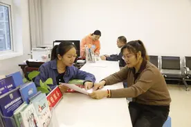 摘牌减负换新颜——重庆武隆全面整治基层“滥挂牌” 乱象图片