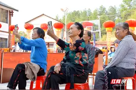 张家界市慈利县大庄村200多老人喜领双重“幸福红包”图片
