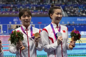 中国选手万乐天获女子100米仰泳金牌（组图）图片