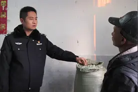 空车过磅后放掉车上的水，汉川打掉一个收粮坑农团伙图片