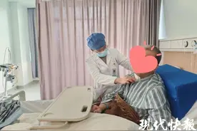 六旬大爷骑车摔倒，芦苇秆扎进脖子图片