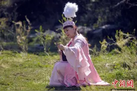 乌鲁木齐：天山脚下的阿肯弹唱会图片