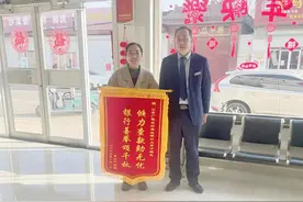 广饶农商银行决算夜上演“资金保卫战”助客户追回误付存款图片