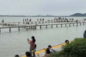 凌波门灯光秀惊艳亮相，市民：很有武汉特色，以后会常来图片
