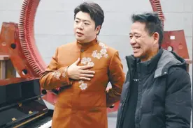 郎朗在沈阳亲自指导深圳建筑工人易群林弹钢琴图片