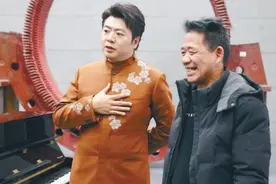 郎朗在沈阳亲自指导深圳建筑工人易群林弹钢琴图片