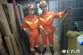 好吓人！空调孔里冒出一条菜花蛇……图片
