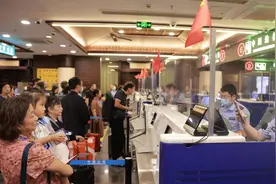 三亚邮轮海上“跨年游”启航 边检机关靠前服务保通关图片