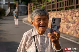 【每日一图@湖南】留下的是快乐！八旬老太爱上手机拍图片