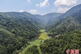 航拍江西齐云山国家级自然保护区 山清水秀重峦叠嶂图片