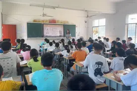放下自己的孩子走进山区，她爱上了这里的孩子图片