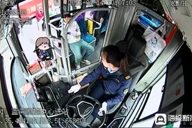 萌娃独自乘车，日照一公交车上，好心人都动了起来图片