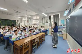 “变废为宝”，学生手工作品可在社区绿色零碳循环超市兑换商品和碳币图片
