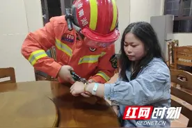 抓蛇、取手镯......“蓝朋友”来帮忙图片