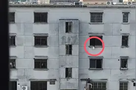 4楼阳台防盗网女童卡头悬在半空 警民群众携手化险为夷图片