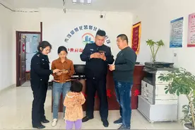 老年人申领“电子驾照”别犯难  交警进社区来教您图片