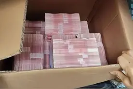 一箱100万现金，要给亲戚结婚做彩礼？男子神色紧张：老婆不知情的图片