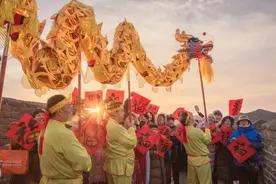 文化中国行｜“无声”却能“惊雷”？无锡玉祁龙舞闪耀长城之巅图片