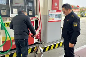 南京市六合区市场监管局开展加油站计量专项检查图片