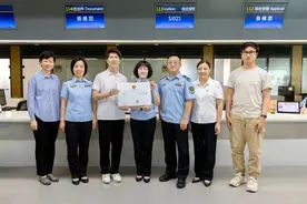 智能机器人大厨获颁食品经营许可证，将在多地上岗图片