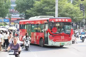 我的盖世英雄坐着公交来娶我！永州妹子嫁广西小伙用公交当婚车：家人都在车上，很幸福图片