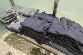 两名代购选择无申报入境，行李中被查出大量始祖鸟冲锋衣图片