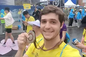 樱花季 越江湖︱法国跑友裴诺首战汉马：武汉人的欢呼声像魔法！图片