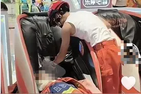 女孩使用商场按摩椅头发被卷进缝隙 品牌方：该按摩椅此前遭人为破坏，将进行全面排查图片