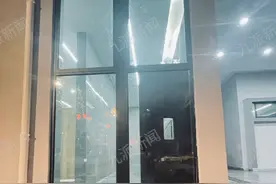 重庆一广场女厕安装透明落地窗，城管局：考虑到透光性，已遮掩处理图片