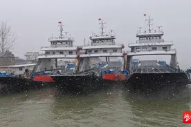 镇江五峰山汽渡因大雪停航图片