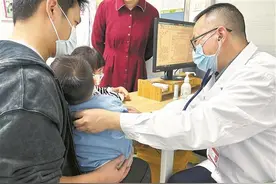 深夜里，急诊室里的儿科医生图片