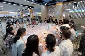 寄一份特别的礼物回家！这个中秋师生共同DIY月饼图片