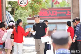 图集|击掌、挥手，自信满满！高考首场考试结束考生轻松出考点图片