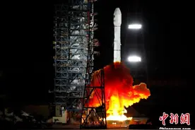 中国成功发射巴基斯坦多任务通信卫星图片
