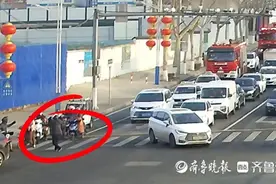 路遇消防车被堵，济南一老师指挥车辆开辟救援路图片