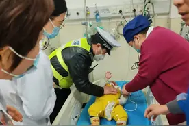 幼儿误吞异物导致呼吸困难，普陀警方高效配合紧急送医图片