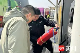 南京江北交警全面开展新能源公交车安全隐患大排查图片