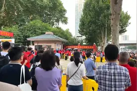 高考考场外：提前感受氛围的高二学生已开始紧张，家长称希望孩子能对得起付出的努力图片