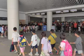 现场大屏叫号 配有等候座椅……义乌这样破解校园接娃难题图片