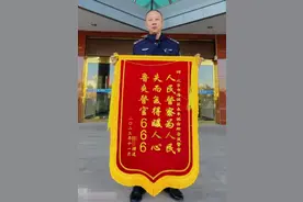 软件园员工遗失手机急报警，民警搜寻两小时找回图片