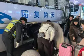 交通运输部门开出“暖心道”   妥善转运安置银川机场滞留旅客图片