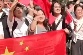 全场沸腾！解放军军乐团与留学生合唱《歌唱祖国》图片