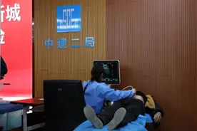 包车接建设工人返岗 这个项目部还推出 “一站式体检”助力节后复工图片