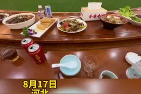 8月17日，河北一女子晒出姥爷寿宴，餐桌超大似足球场，网友：梅西什么时候上场？图片