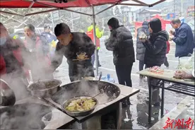 凤凰县：为滞留司乘人员提供暖心服务图片